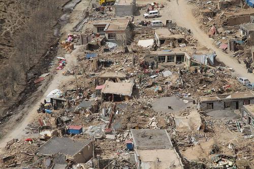 Houses were torn down by the earthquake, leaving the victims homeless after the disaster.